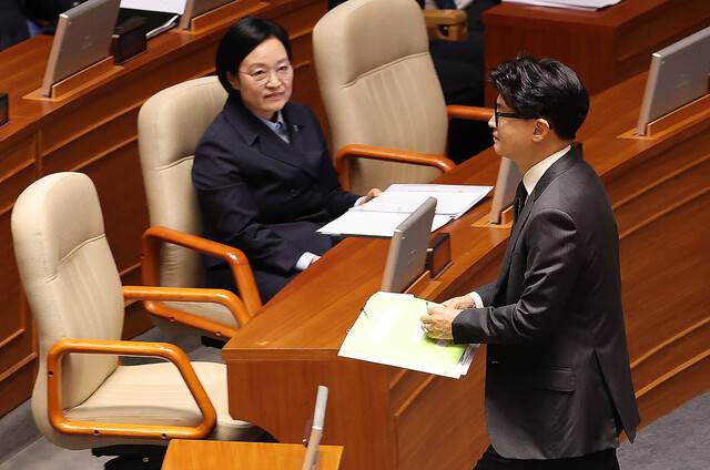 ▲무소속 한동훈(오른쪽) 의원이 10일 국회에서 열린 제439차 정기회 본회의에서 외교ㆍ통일ㆍ안보 분야 대정부 질문을 마친 뒤 한성숙 국무총리 옆으로 지나가고 있다. (연합뉴스)