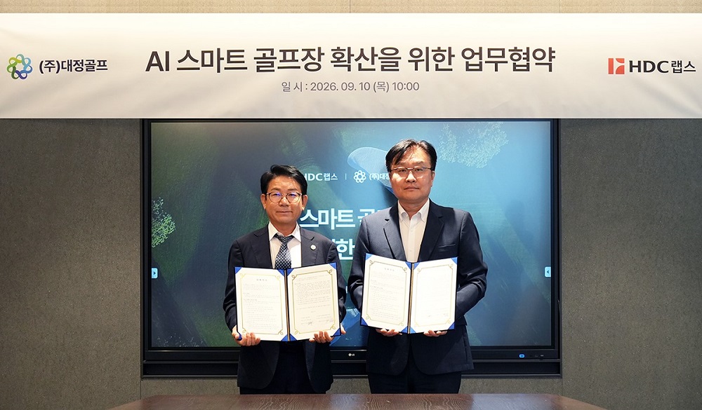 ▲이준형 HDC랩스 대표이사(오른쪽)와 민규영 대정골프엔지니어링 대표이사가 업무협약 체결 후 기념촬영을 하고 있다. (HDC랩스 제공)