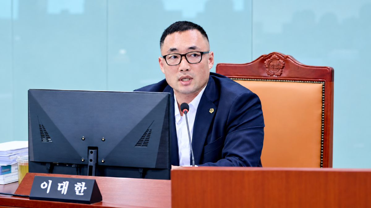 ▲이대한 경기도의원(더불어민주당·남양주4)이 경기도의회 제393회 임시회 건설교통위원회에서 택시 지원예산 감액 문제를 질의하고 있다. (경기도의회)