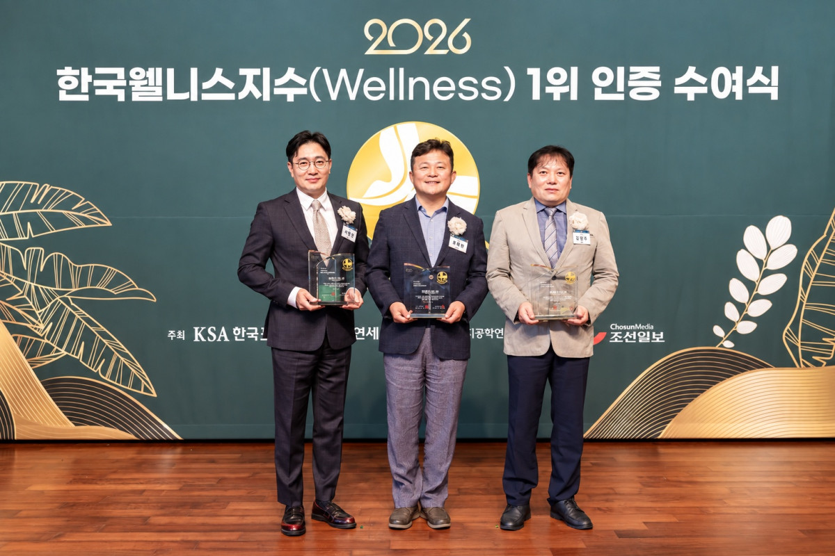 ▲‘2026 한국웰니스지수’ 시상식에서 (왼쪽부터)서호영 KCC 창호·수주사업부장 상무, 류해완 내외장재사업부장 상무, 김광주 유통도료사업부장 상무가 기념 촬영을 하고 있다. (사진제공=KCC)