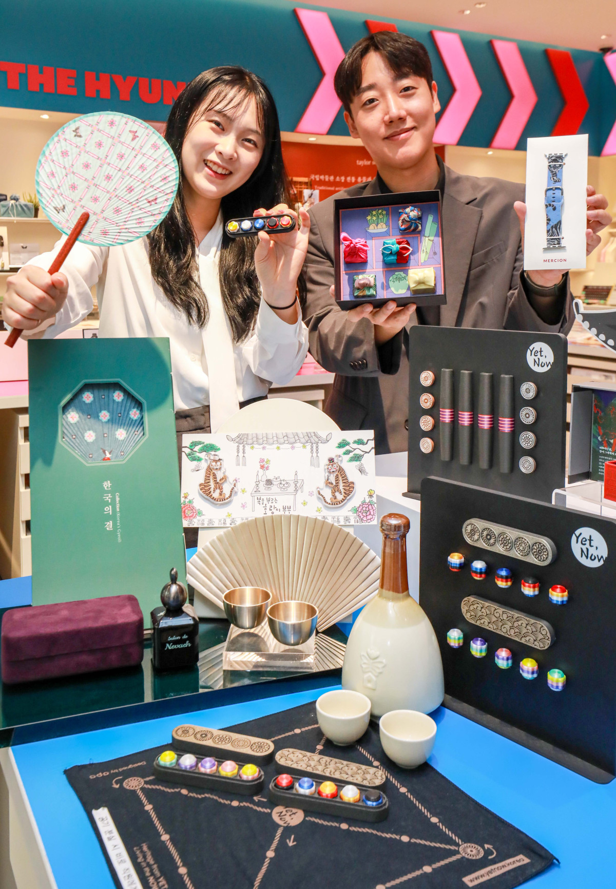 ▲11일 오전 서울 영등포구에 위치한 더현대 서울 5층 '더현대 수비니어' 매장에서 직원들이 '2026 대한민국 관광공모전' 수상작을 소개하고 있다. (사진제공=더현대)