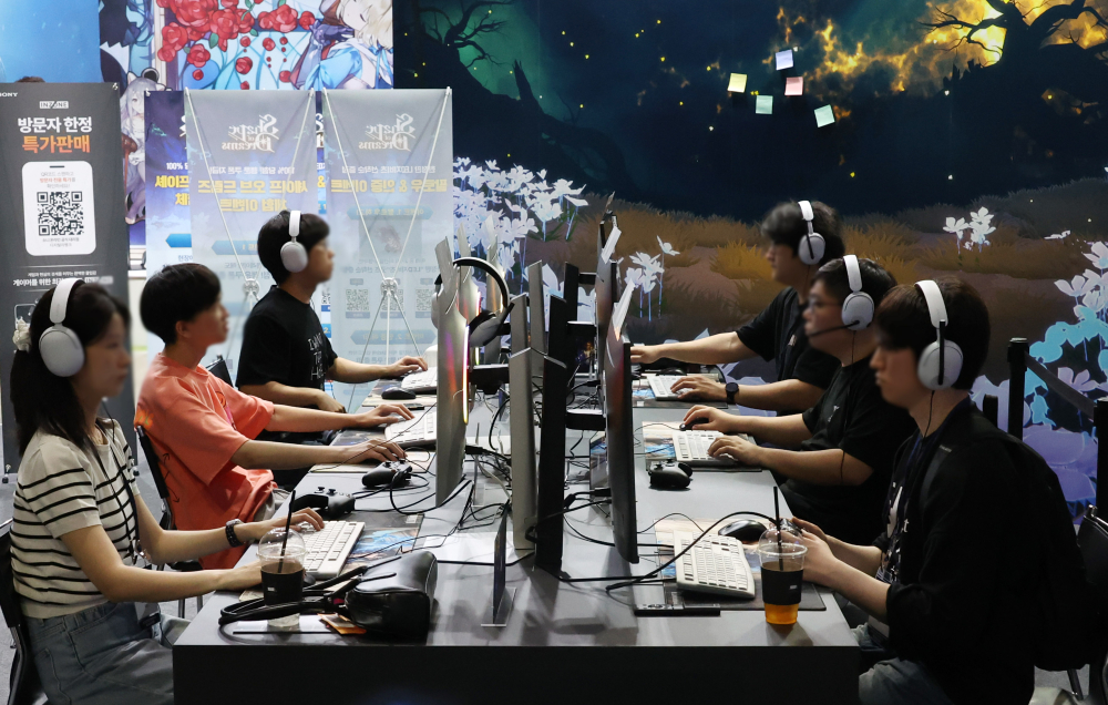 ▲22일 경기 일산 킨텍스 제1전시장에서 열린 2025 플레이엑스포(PlayX4)에서 관람객들이 게임을 즐기고 있다. 25일까지 열리는 이번 행사에는 국내외 주요 게임 기업들이 참석해 신작 전시 및 체험, 레트로장터, e스포츠 대회, 코스프레 이벤트 등 다양한 프로그램을 만날 수 있다. 고이란 기자 photoeran@ (이투데이DB)