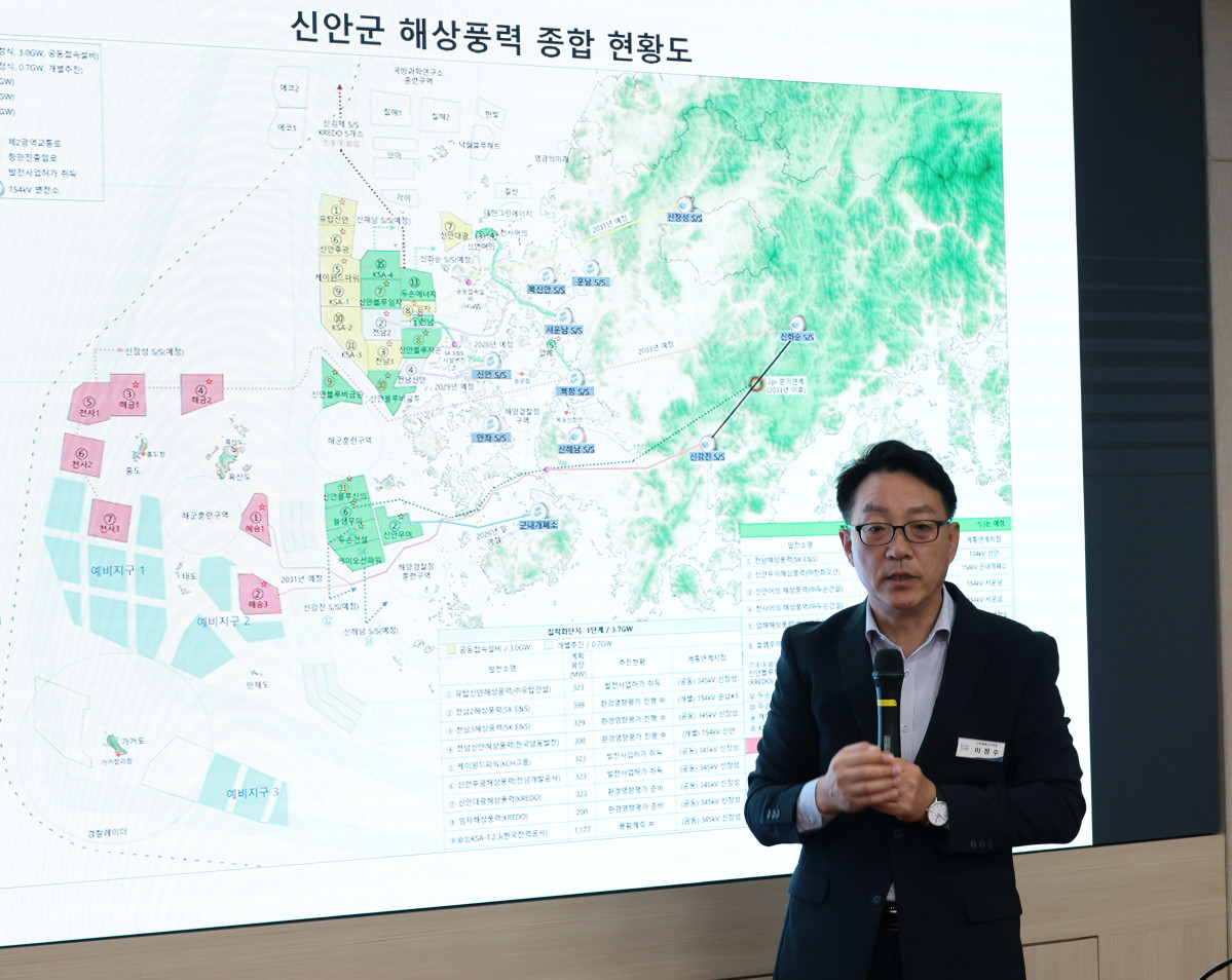 ▲10일 신안군청에서 이정수 신안군청 신재생에너지 국장이 전남해상풍력단지 관련 브리핑을 하고 있다. (사진제공=한국풍력산업협회)
