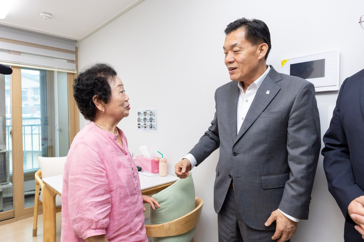 ▲이재준 수원특례시장이 7월 27일 새빛돌봄스테이션에서 골절 수술 후 회복 중인 85세 입주자와 이야기를 나누고 있다. 해당 입주자는 퇴원 후 혼자 생활하기 어려워 이곳에서 건강 회복과 일상 복귀를 준비했다. (이재준 수원특례시장 페이스북)