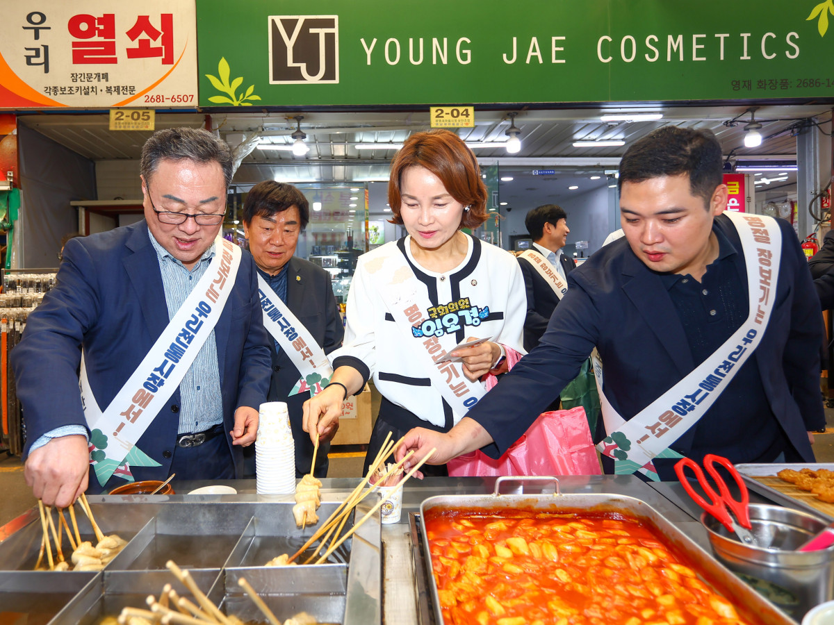 ▲시석중 경기신용보증재단 이사장과 임오경 국회의원, 최민 경기도의회 경제노동위원회 부위원장이 11일 광명새마을시장에서 어묵을 구매하며 추석맞이 전통시장 장보기 행사를 진행하고 있다. 경기신보는 이날 시장 점포를 돌며 상인들에게 보증지원 제도와 정책금융을 안내했다. (경기신용보증재단)