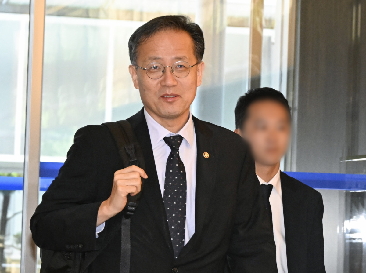 ▲이형일 경제부총리 겸 재정경제부 장관 후보자가 4일 서울 중구 예금보험공사 청문회 준비 사무실로 출근하고 있다. (사진제공=제정경제부)