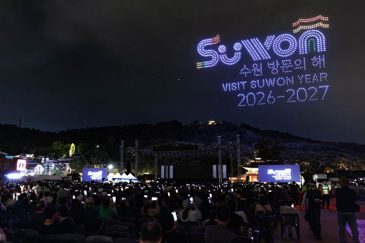 ▲12일 수원 화성행궁광장 상공에 뜬 1230대의 드론이 ‘2026-2027 수원 방문의 해’를 알리는 빛의 형상을 만들고 있다. 수원시는 수원화성 축성 230주년을 기념해 열린 ‘2026 사통팔달 어울림 한마당’에서 대형 드론 아트쇼를 선보였다. (이재준 수원특례시장 페이스북)