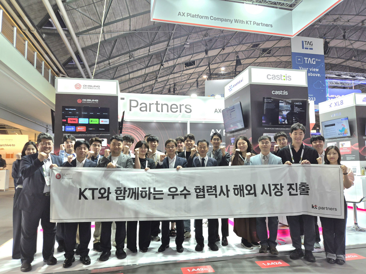 ▲KT는 IBC 2026에서 미디어 분야 협력사와 함께 ‘KT글로벌상생성장관’을 운영한다. KT 임직원과 KT글로벌상생성장관에 참여한 협력사가 기념 촬영을 하고 있다. (KT)