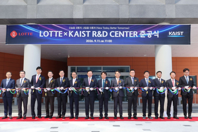 ▲신동빈 롯데 회장이 11일 대전 KAIST(카이스트) 본원에서 열린 롯데 x KAIST R&D센터 준공식에 참석했다. 신동빈 롯데 회장(왼쪽에서 7번째)과 배충식 KAIST 총장(왼쪽에서 8번째)을 비롯한 롯데그룹 경영진과 KAIST 교수진이 준공을 축하하며 테이프 커팅을 하고 있다. (사진제공=롯)