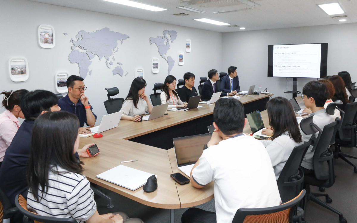 ▲지난 9월 11일 서울시 강서구 제주항공 서울지사에서 개최된 ‘공정거래 리스크 예방 교육’에서 자금‧회계‧법무 담당 임직원이 김앤장 소속 법률전문가의 설명을 듣고 있다. (제주항공)