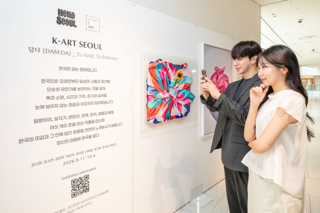 ▲13일 오전, 서울 영등포구에 위치한 더현대 서울 3층에서 고객들이 'K-ART SEOUL' 전시 작품을 관람하고 있다. (사진제공=현대백화점그룹)