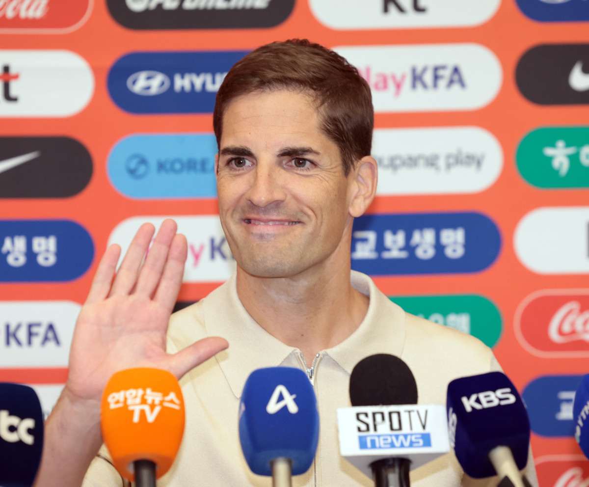 ▲한국 남자 축구 대표팀의 '임시 사령탑'을 맡은 로베르토 모레노 감독이 13일 인천공항을 통해 입국하는 모습. (뉴시스)