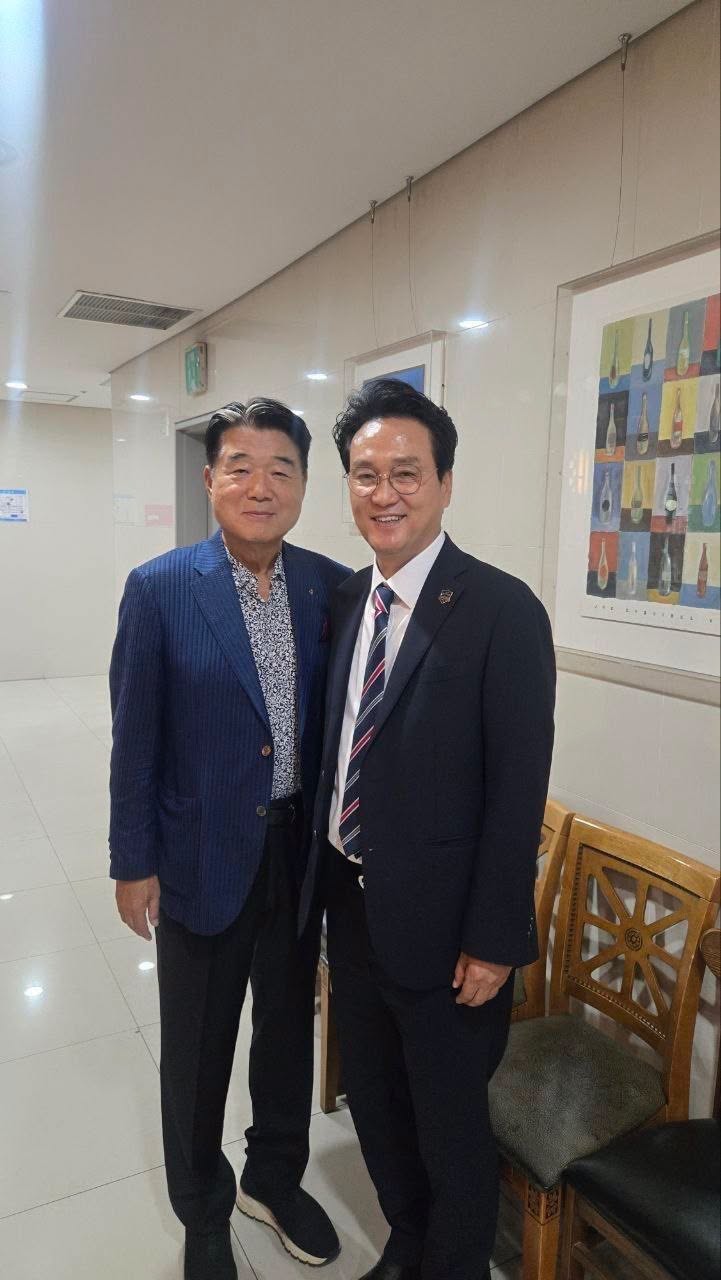 ▲안민석 경기도교육감(오른쪽)이 김종섭 삼익악기 대표이사 회장과 기념촬영을 하고 있다. 안 교육감은 두 사람이 경기도 학생의 악기교육 확대 방안을 논의했다고 밝혔다. (안민석 경기도교육감 페이스북)