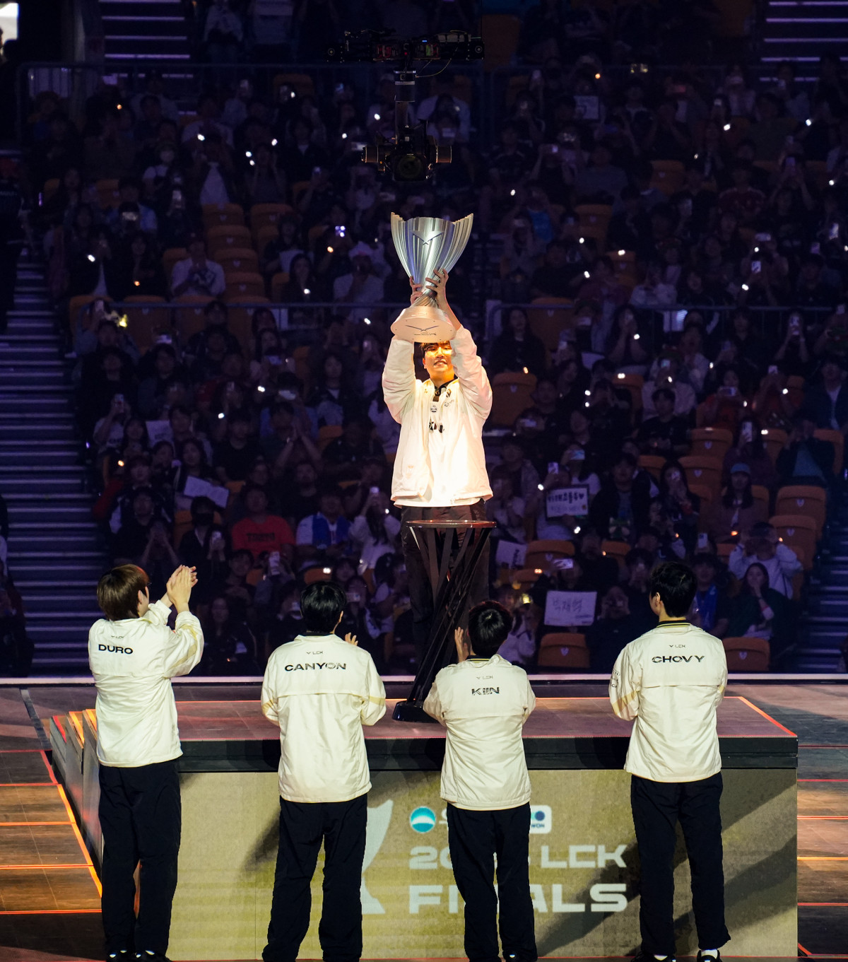 ▲젠지 주장 '룰러' 박재혁이 13일 서울 송파구 KSPO돔에서 열린 2026 LCK 결승전에서 한화생명e스포츠를 세트 스코어 3-1로 꺾고 우승을 확정한 직후 단상 위에 올라 트로피를 들어올리고 있다. (연합뉴스)