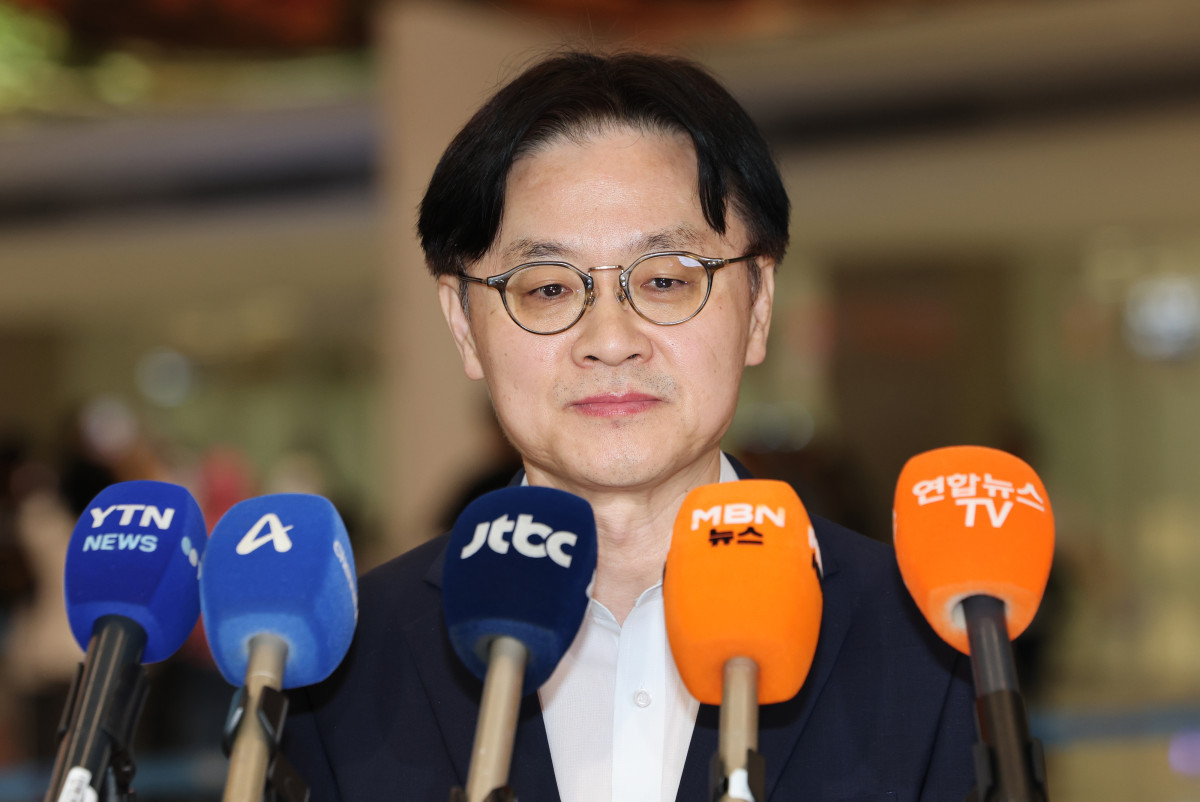 ▲대미투자협상 마무리차 방미했던 김정관 산업통상부 장관이 13일 인천국제공항 제2여객터미널을 통해 입국, 취재진 질문을 듣고 있다. (연합뉴스)