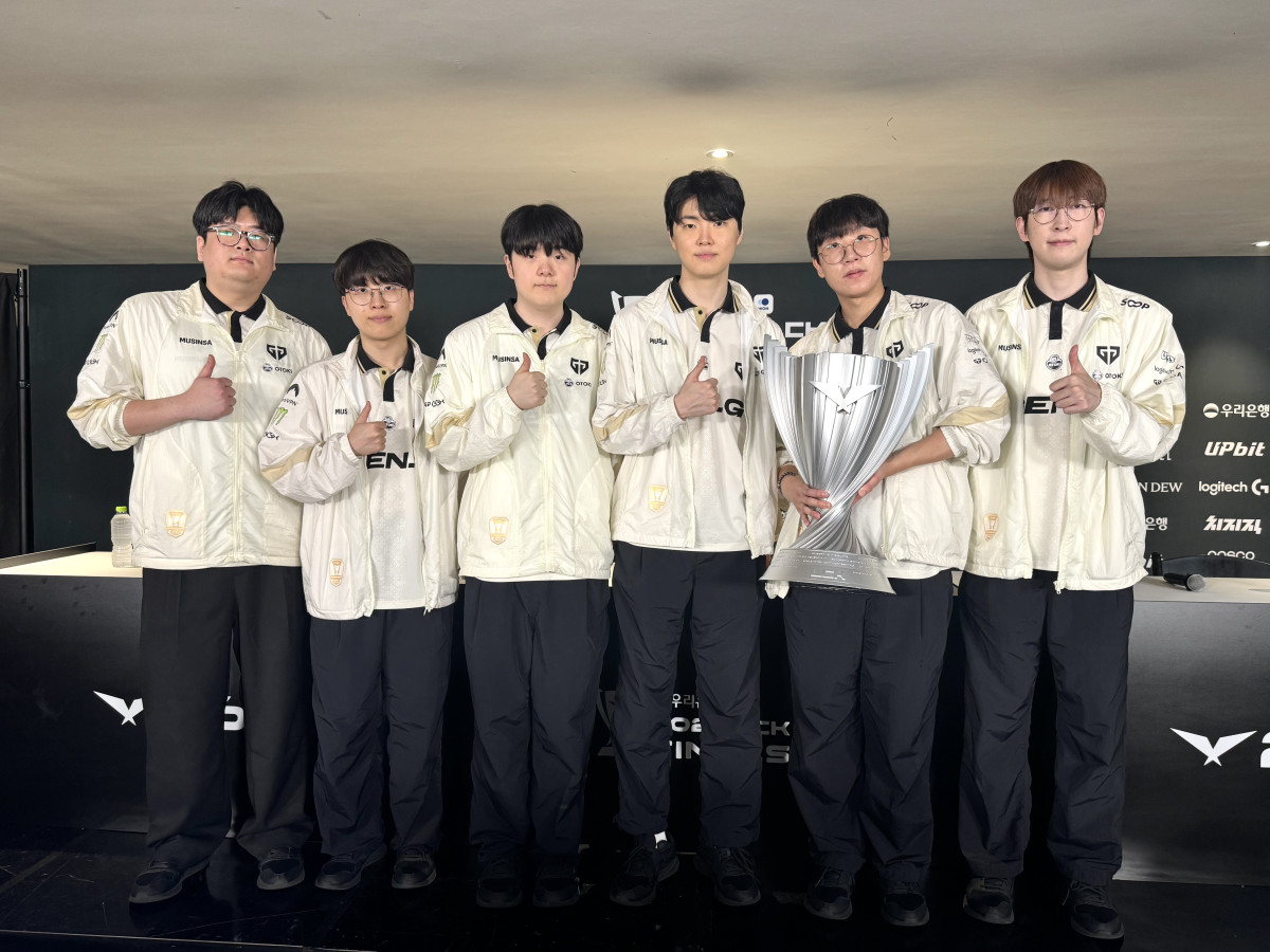 ▲13일 서울 송파구 올림픽공원 KSPO돔에서 열린 2026 우리은행 LCK 파이널 결승에서 우승을 차지한 젠지e스포츠 유상욱 감독과 ‘기인’ 김기인, ‘캐니언’ 김건부, ‘쵸비’ 정지훈, ‘룰러’ 박재혁, ‘듀로’ 주민규가 경기 후 기자회견에서 포즈를 취하고 있다. (노희주 기자 noit@)
