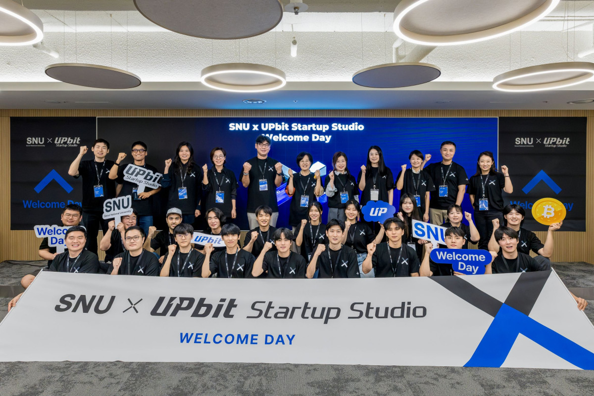 ▲송치형 두나무 회장(가장 뒷줄 왼쪽에서부터 다섯 번째)과 직원들이 SNU x UPbit Startup Studio 창업자들과 단체사진을 촬영하고 있다. (사진=두나무)