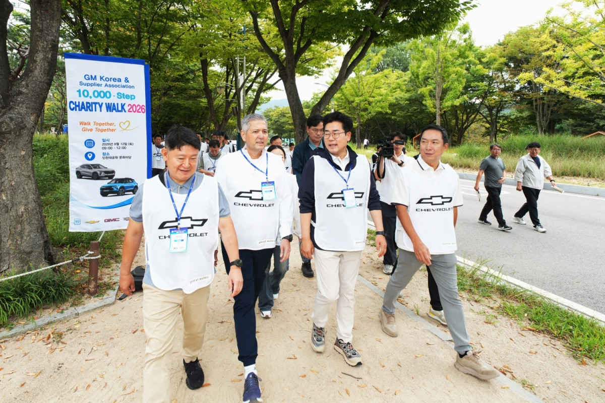▲(왼쪽부터) 허우영 협신회 회장, 헥터 비자레알 한국지엠 사장, 박찬대 인천광역시장, 방선일 한국지엠 구매 부문 부사장이 12일 인천시 남동구 인천대공원에서 ‘1만 보 나눔걷기’ 행사에서 걷고 있다. (사진=GM 한국사업장)