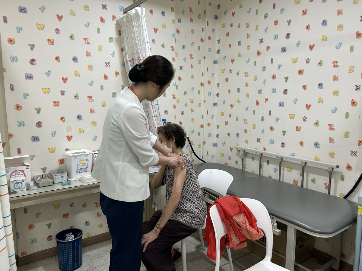 ▲온병원에서 환자가 백신을 접종하고 있다. (사진제공=온병원)