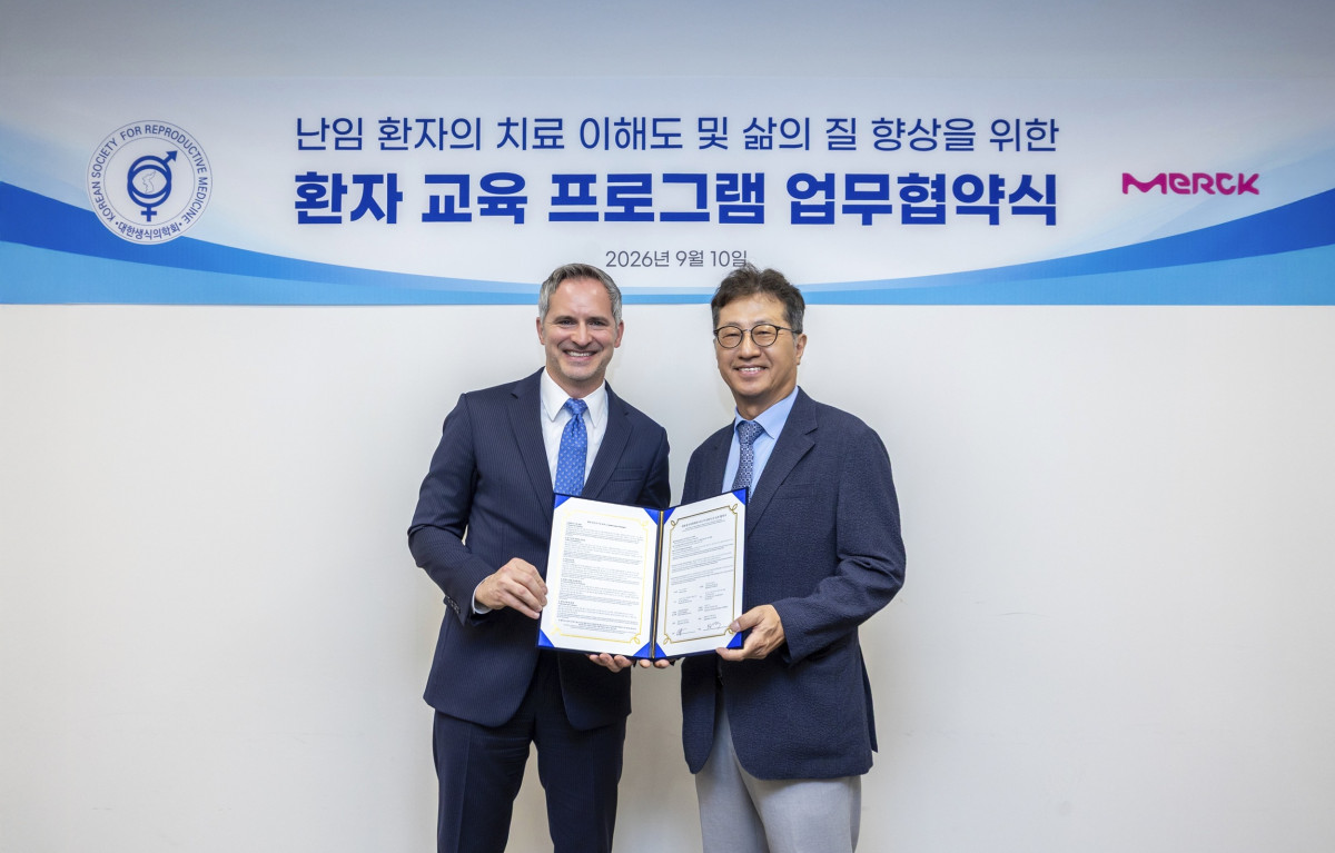 ▲크리스토프 하만 한국머크 헬스케어 대표와 황경주 대한생식의학회 회장이 업무협약(MOU)을 체결하고 기념 사진을 촬영 중이다. (사진제공=한국머크 헬스케어)