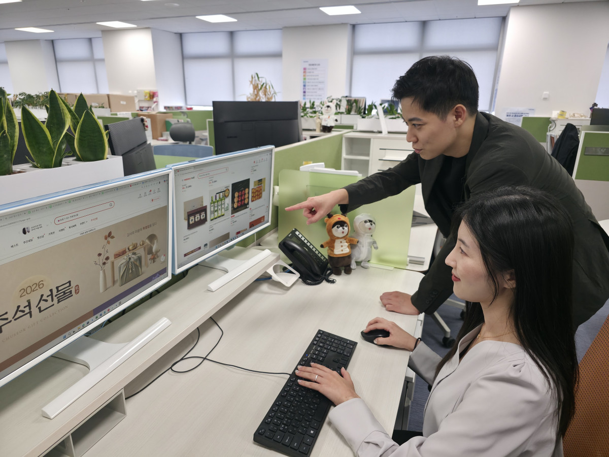 ▲삼성전자 DS부문 직원들이 추석 명절을 앞두고 운영되는 온라인 장터에 접속해 상품을 고르고 있다. (사진=삼성전자)
