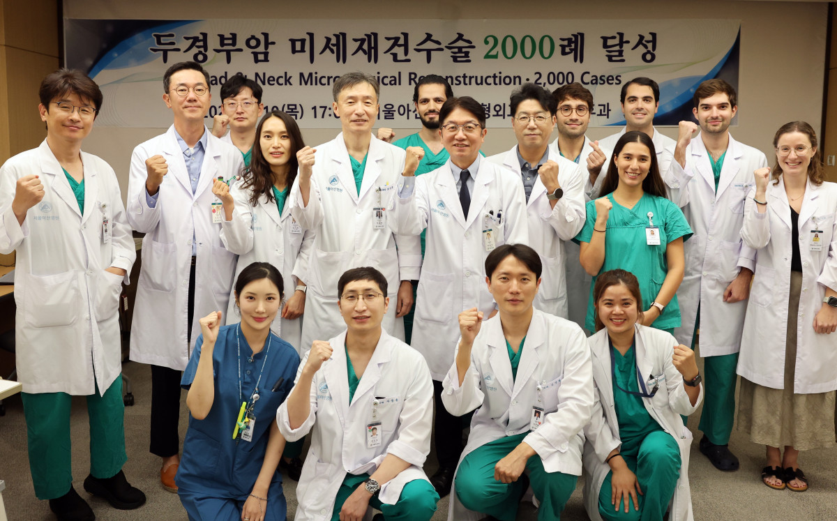 ▲서울아산병원 이비인후과 최승호, 성형외과 최종우 교수(뒷줄 왼쪽 네 번째, 다섯 번째)를 비롯한 의료진이 9월 10일 열린 두경부암 미세재건수술 2000례 달성 기념식에서 기념촬영을 하고 있다. (사진제공=서울아산병원)
