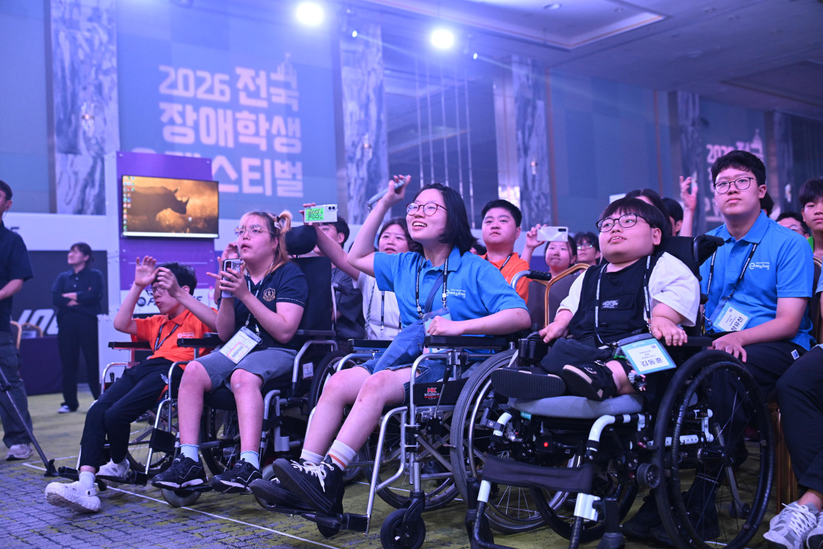 ▲‘2026 전국 장애학생 e페스티벌’ 행사 첫째날 (9월 8일 화요일) 저녁 문화행사(드림 e스테이지)에 참석한 학생 및 지도교사 (콘진원)