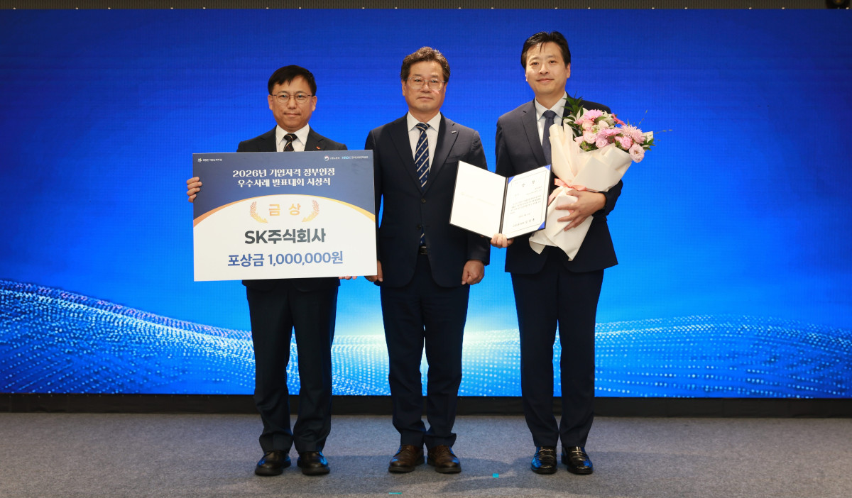 ▲11일 코엑스마곡에서 열린 '2026년 기업자격 정부인정 우수사례 발표대회’ 시상식에서 SK AX가 장관상을 수상했다. 사진은 SK AX 김민환 HRX추진담당(오른쪽), 한국산업인력공단 천학기 능력평가이사 (가운데), SK AX 정대령 AX교육사업1팀장. (사진제공=SK AX)