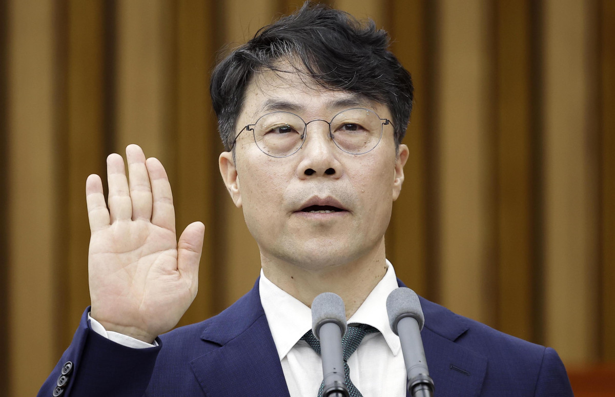 ▲김성수 대법관 후보자가 14일 서울 여의도 국회에서 열린 대법관(김성수)임명동의에관한인사청문특별위원회 전체회의에서 선서를 하고 있다. (뉴시스)
