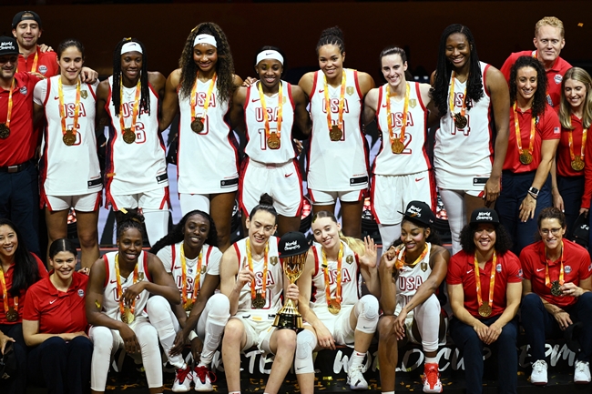 ▲13일(현지시간) 독일 베를린의 우버 아레나에서 열린 FIBA 여자농구 월드컵 결승전(미국 대 프랑스)에서 우승을 차지한 미국 대표팀 선수들이 트로피를 들고 포즈를 취하고 있다. (로이터/연합뉴스)