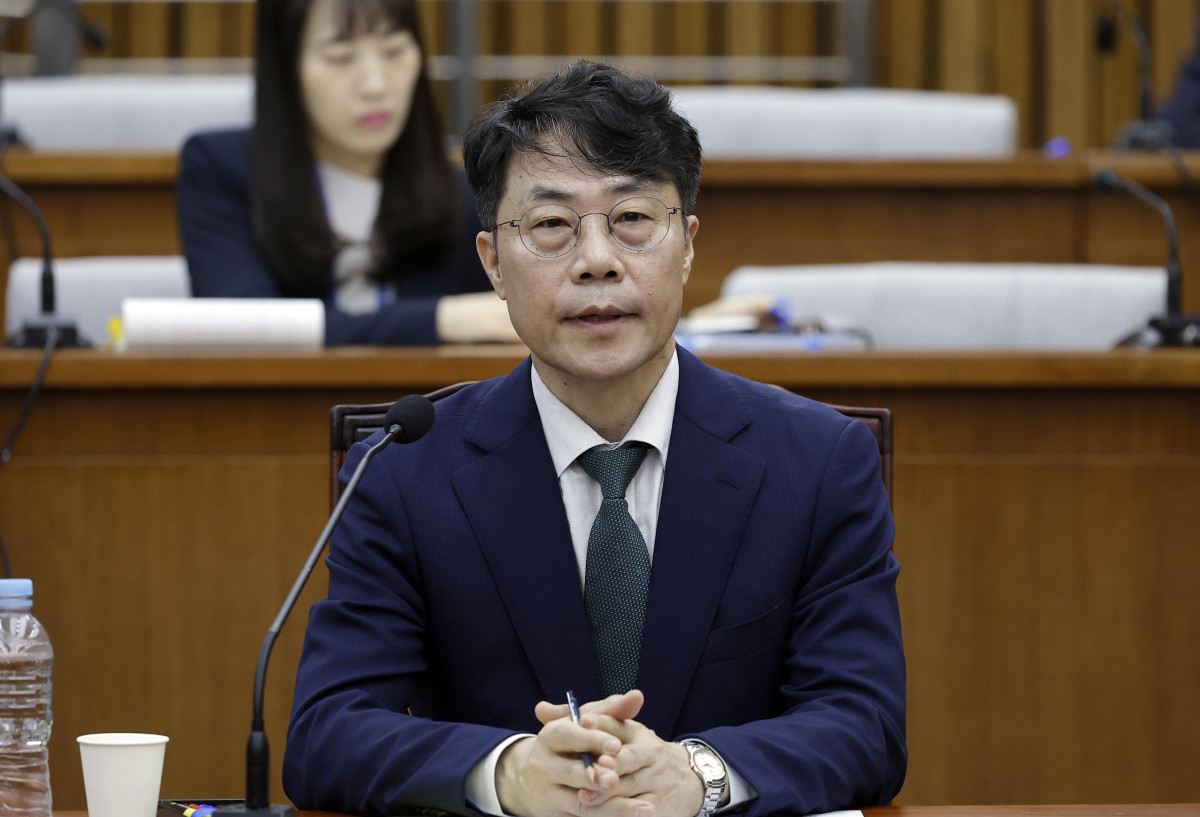 ▲김성수 대법관 후보자가 14일 서울 여의도 국회에서 열린 대법관(김성수)임명동의에관한인사청문특별위원회 전체회의에 앞서 자리에 앉아 있다. (뉴시스)