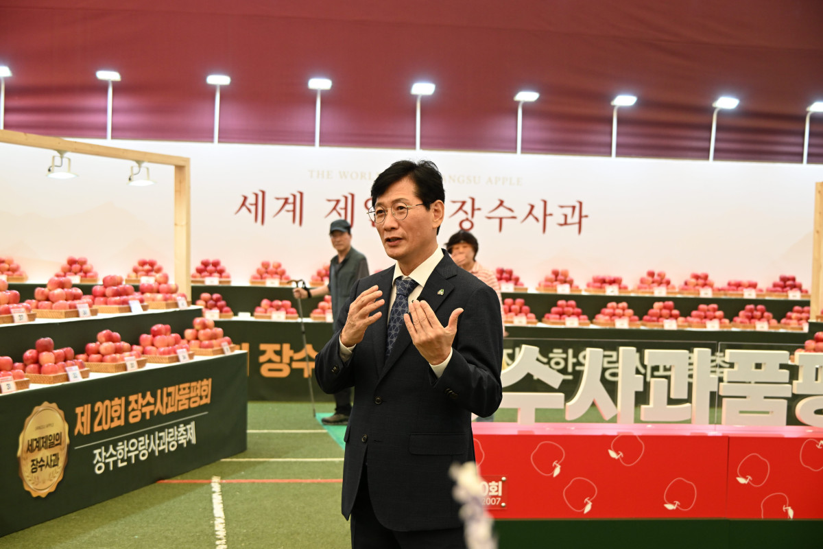 ▲최훈식 장수군수가 ‘제20회 장수사과품평회’ 전시장에서 출품 사과와 행사 운영 현황을 살펴보고 있다. (사진제공=장수군)