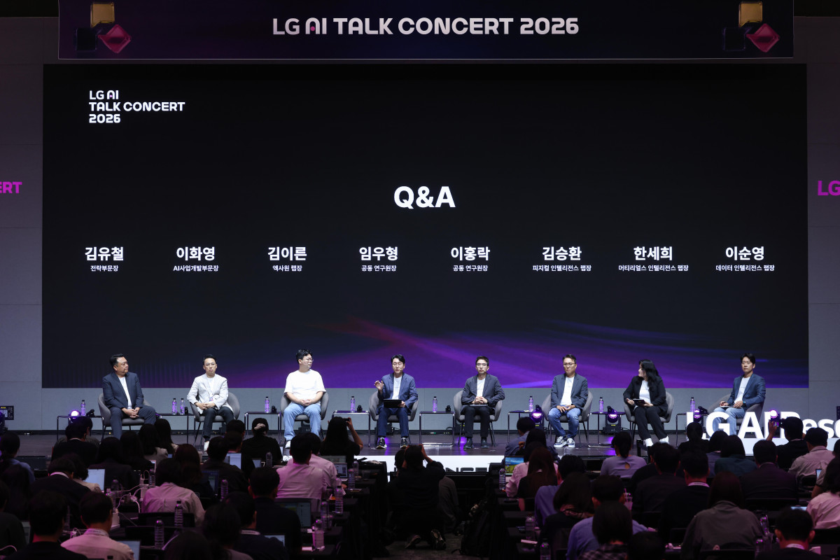 ▲14일 LG AI 토크 콘서트 2026에서 LG AI연구원 리더들이 질의응답을 진행하고 있는 모습. (사진=LG)