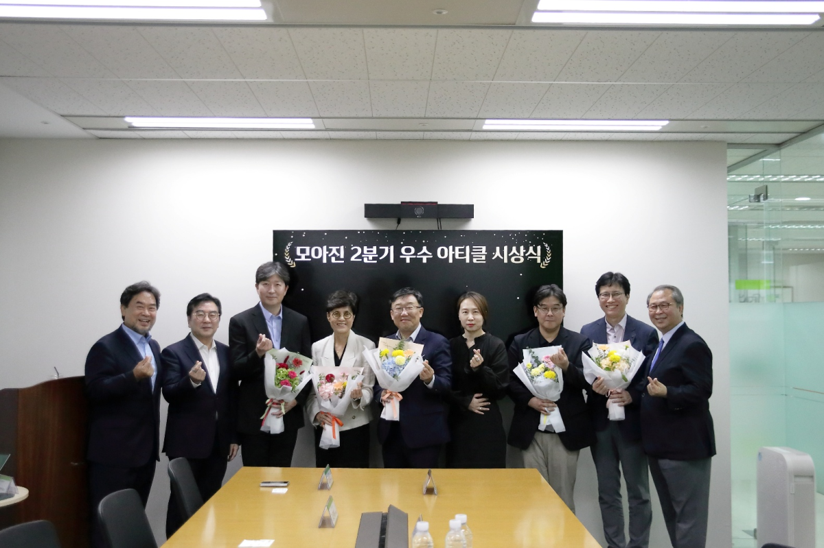 ▲(왼쪽부터) 플랜티엠 대표이사 김진해 부회장, 플랜티넷 대표이사 김태주 회장, PC사랑 서진기 발행인, 어린이 과학동아 장경애 대표, 브라보 마이 라이프 한승훈 대표, 공도윤 편집국장, 더스쿠프 이윤찬 편집장, 디멘시아 양정덕 편집장, 건국대학교 언론홍보대학원장 김동규 교수(플랜티엠 제공)