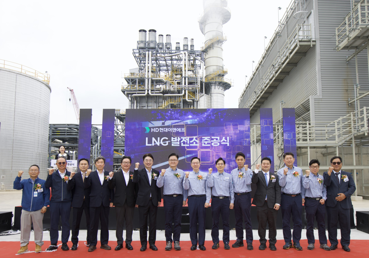 ▲14일 충남 서산시에 위치한 HD현대이앤에프 LNG 열병합발전소 준공식에 참여한 임직원들이 기념 사진을 촬영하고 있다. (왼쪽 일곱번째부터 정임주 HD현대오일뱅크 부사장, 송명준 HD현대오일뱅크 사장, 오른쪽 세번째 김명현 HD현대이앤에프 대표) (사진제공=HD현대)