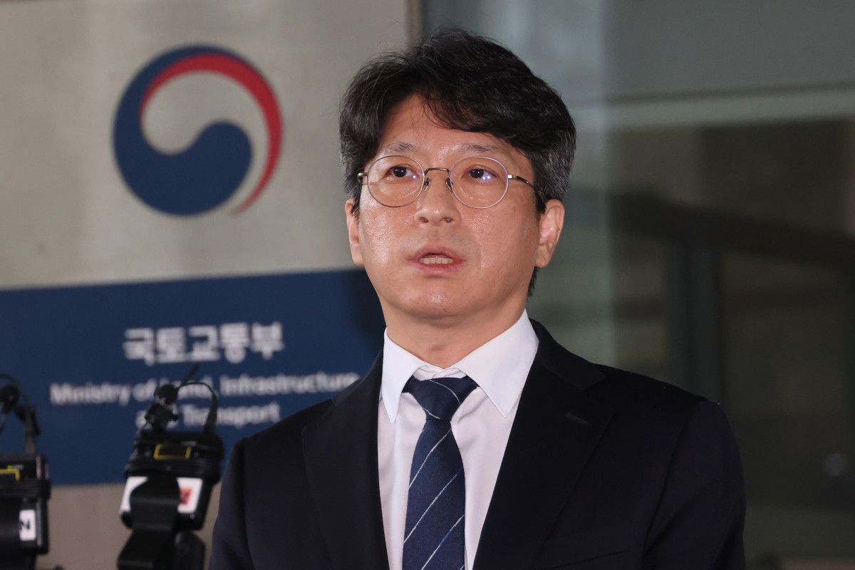 ▲홍지선 국토교통부 장관 후보자가 31일 세종시 정부세종청사로 출근하며 취재진 질문에 답하고 있다. (사진제공=연합뉴스)