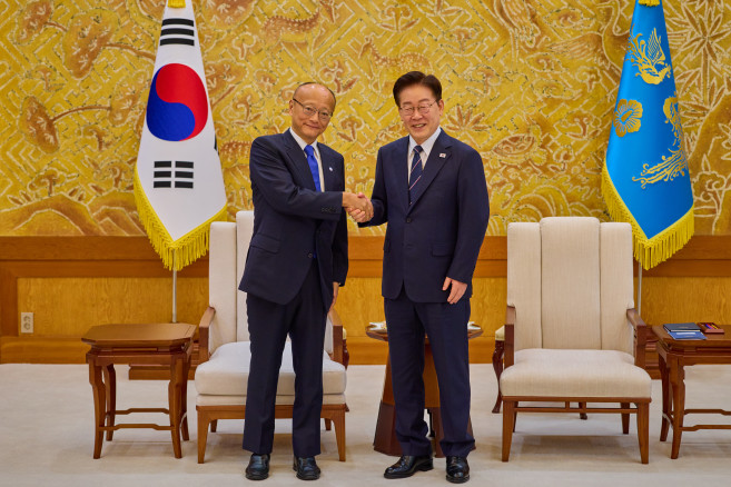 ▲이재명 대통령이 14일 청와대에서 한-중앙아시아 정상회의를 계기로 방한한 간다 마사토 아시아개발은행(ADB) 총재를 접견하고 있다. (연합뉴스)