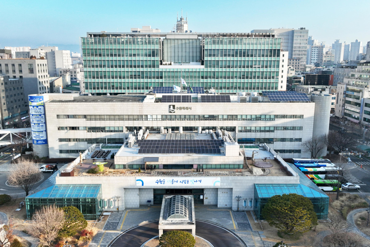 ▲수원특례시청사 전경. 수원시는 10월1일 2실 11국 5직속기관 9사업소 145과·관·단 체제로 조직을 개편한다. (수원특례시장)