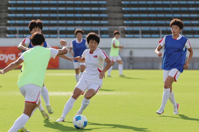 ▲2026 아이치·나고야 아시안게임에 출전하는 북한 여자 축구대표팀 선수들이 방글라데시와의 조별리그 1차전을 하루 앞둔 13일 일본 오사카 제이그린 사카이에서 훈련하고 있다. (연합뉴스)