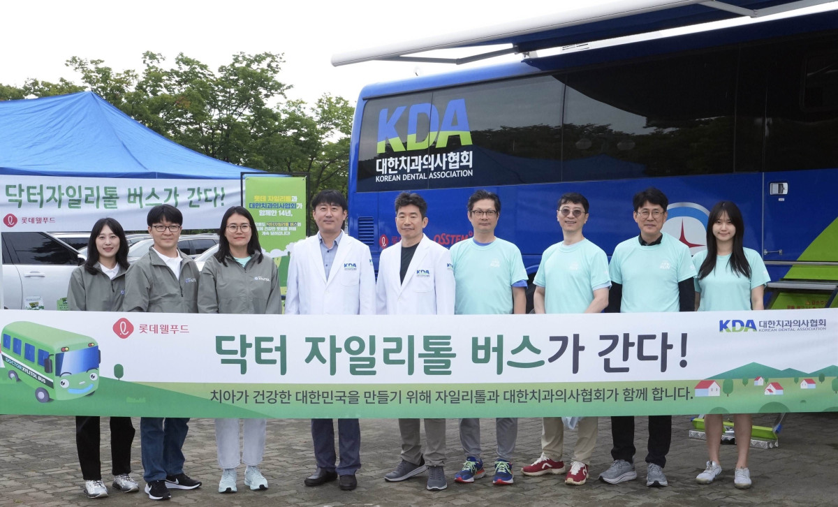 ▲롯데웰푸드와 대한치과의사협회 관계자들이 13일 서울 마포구 평화의공원 평화광장에서 열린 ‘2026 스마일 런 페스티벌’에서 무료 구강검진을 위한 ‘닥터자일리톨 버스가 간다!’ 캠페인을 앞두고 기념촬영을 하고 있다. (사진제공=롯데웰푸드)