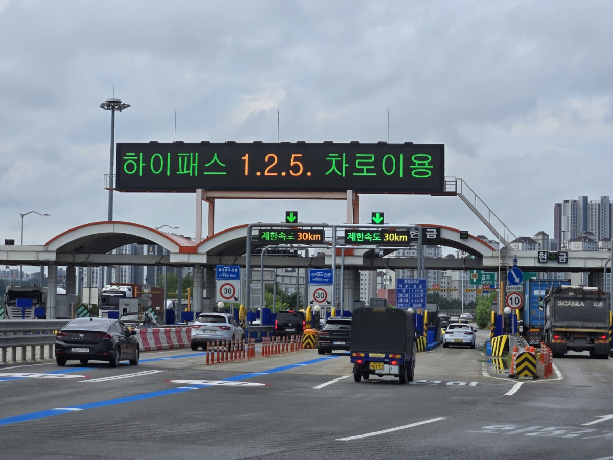 ▲경기도가 일산대교와 제3경인고속화도로, 서수원~의왕 간 고속화도로 등 도 관리 민자도로 3곳의 통행료를 2027년 3월까지 동결한다. 사진은 일산대교 요금소 전경. (경기도)