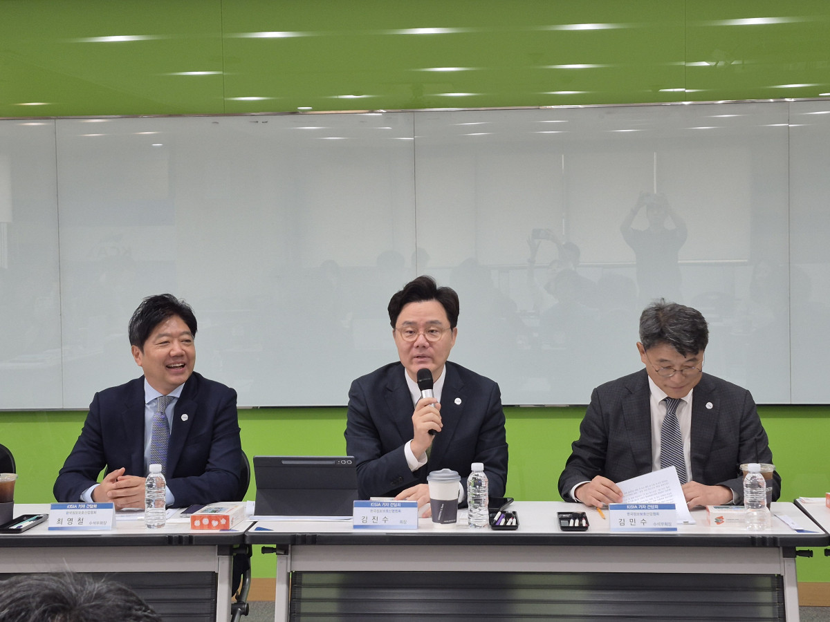 ▲14일 KCA 세미나실에서 진행된 KISIA 기자간담회에서 김진수 KISIA 회장이 기자들의 질문에 답하고 있다. 김연진 기자 yeonjin@