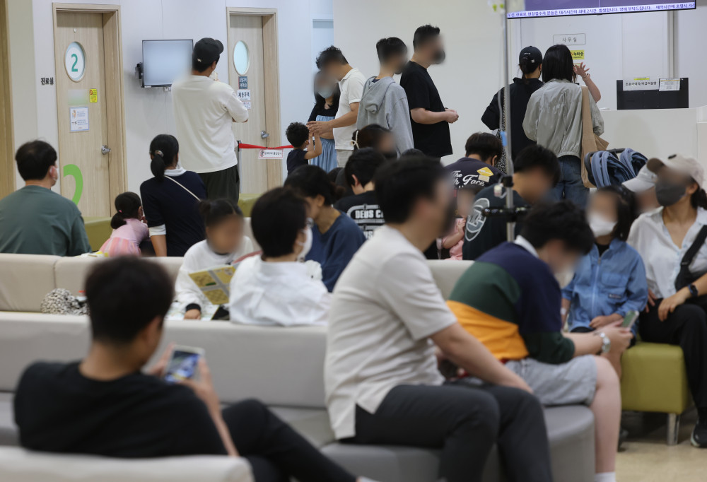▲독감이 유행 중인 13일 서울 성북구의 한 소아청소년과 전문병원이 환자와 보호자로 붐비고 있다. (연합뉴스)