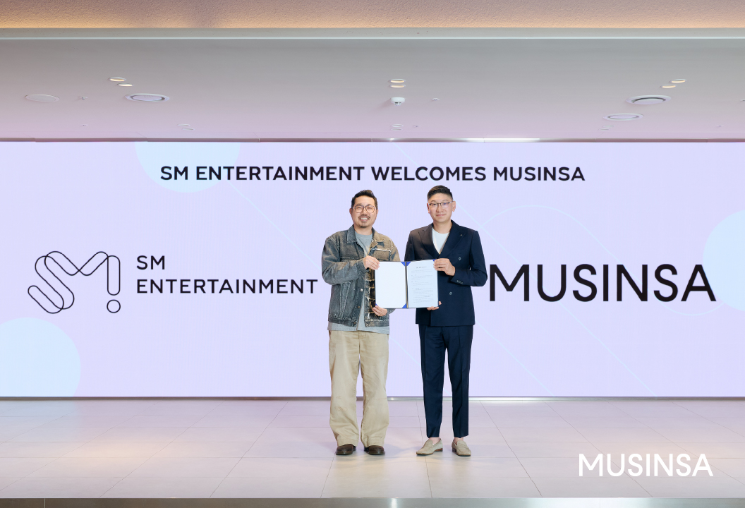 ▲무신사 최재영 CCO(왼쪽)와 SM엔터테인먼트 탁영준 대표(오른쪽)가 14일 진행된 업무협약식에서 협약서를 들고 기념 촬영을 하고 있다. (사진제공=무신사)