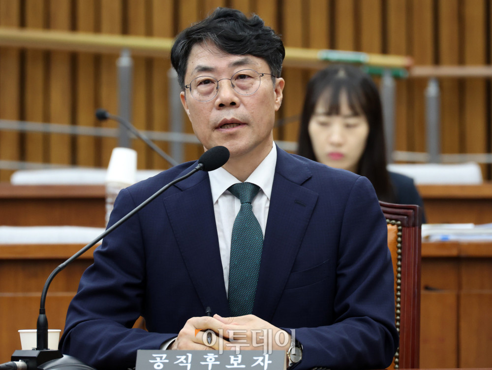 ▲김성수 대법관 후보자가 14일 서울 여의도 국회에서 열린 인사청문회에서 의원 질의에 답하고 있다. 고이란 기자 photoeran@