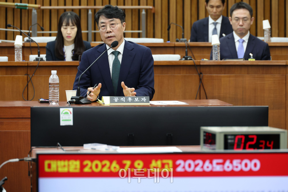 ▲김성수 대법관 후보자가 14일 서울 여의도 국회에서 열린 인사청문회에서 의원 질의에 답하고 있다. 고이란 기자 photoeran@