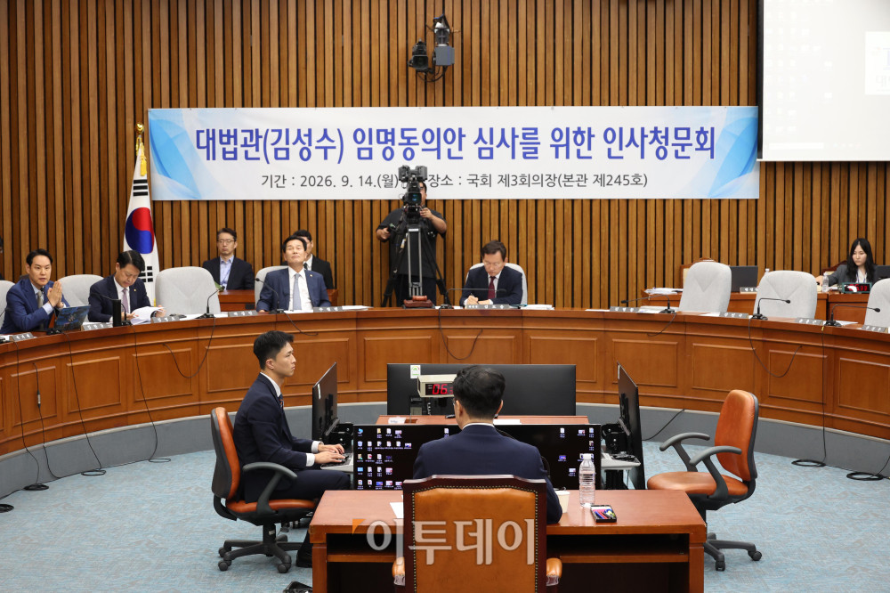 ▲김성수 대법관 후보자가 14일 서울 여의도 국회에서 열린 인사청문회에서 의원 질의에 답하고 있다. 고이란 기자 photoeran@