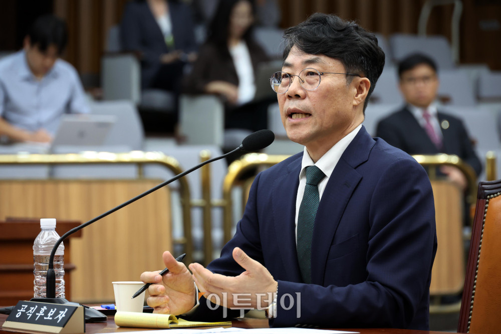 ▲김성수 대법관 후보자가 14일 서울 여의도 국회에서 열린 인사청문회에서 의원 질의에 답하고 있다. 고이란 기자 photoeran@