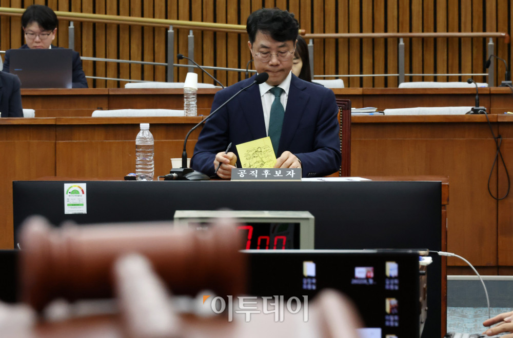 ▲김성수 대법관 후보자가 14일 서울 여의도 국회에서 열린 인사청문회에서 의원 질의에 답하고 있다. 고이란 기자 photoeran@