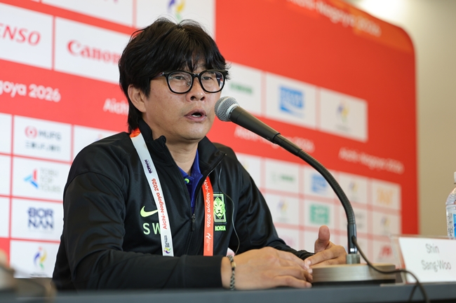▲2026 아이치·나고야 아시안게임 여자 축구 대표팀 신상우 감독이 미얀마와의 조별리그 1차전을 하루 앞둔 13일 일본 오사카 얀마 스타디움 나가이에서 열린 기자회견에서 발언하고 있다. (연합뉴스)